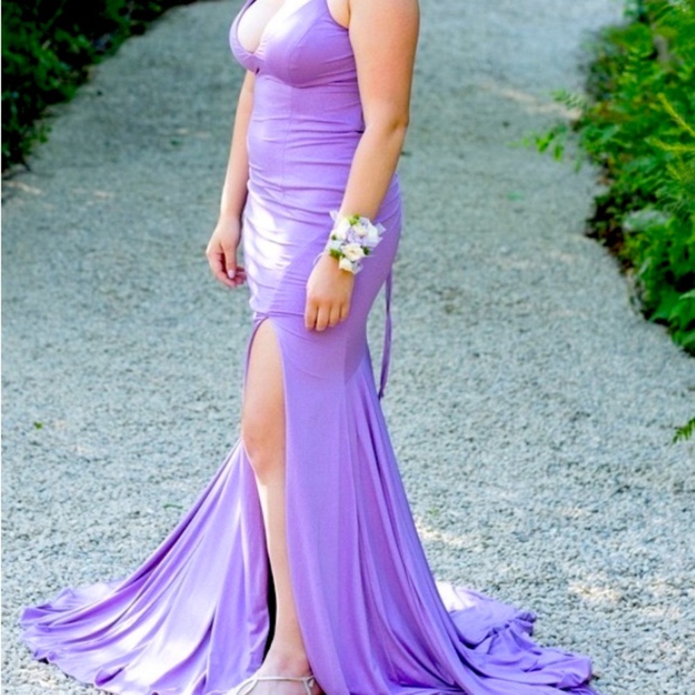 Mermaid Style prom/pageant dress size 4 -Lilac Color with sparkles